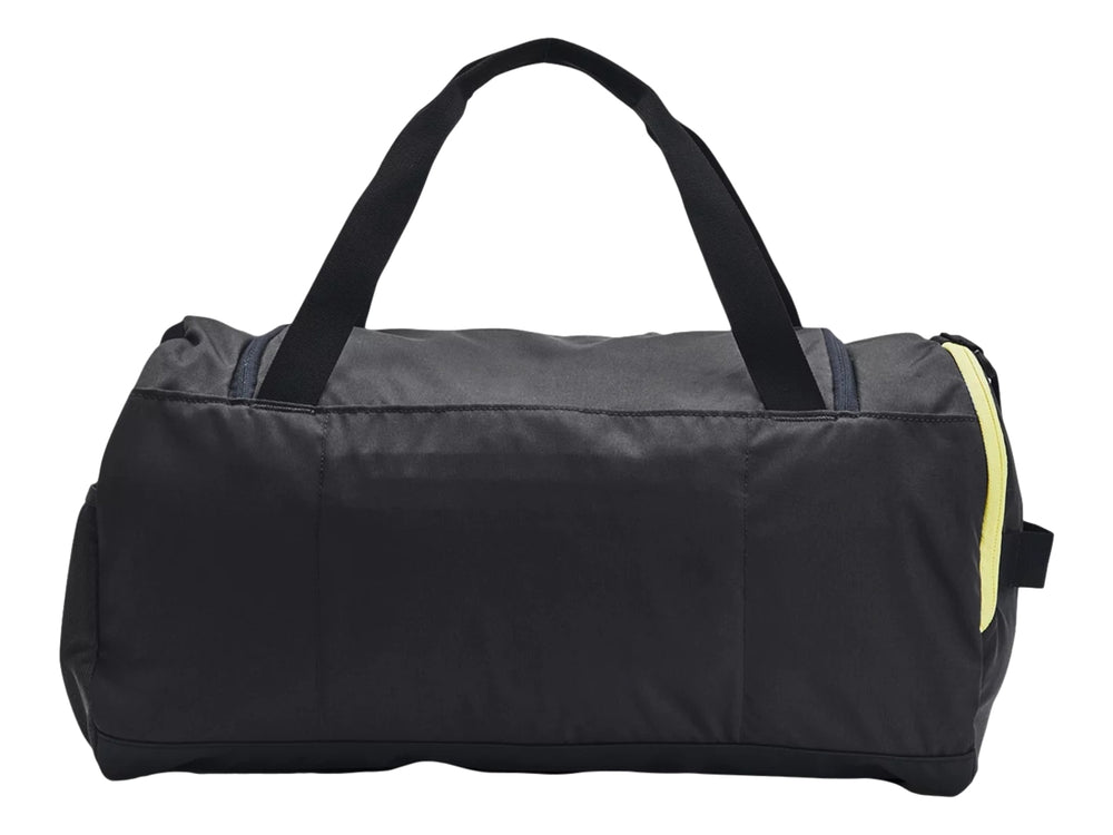 Bolsa de deporte Under Armour color negro con detalles en amarillo, asas superiores y correa ajustable.