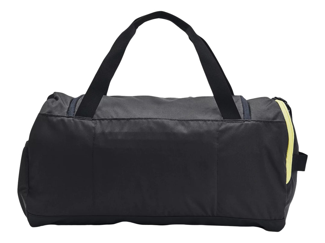 Bolsa de deporte Under Armour color negro con detalles en amarillo, asas superiores y correa ajustable.