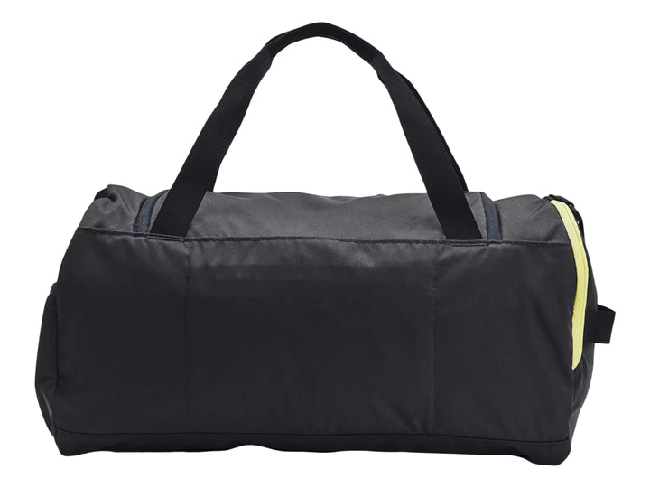 Bolsa de deporte Under Armour color negro con detalles en amarillo, asas superiores y correa ajustable.