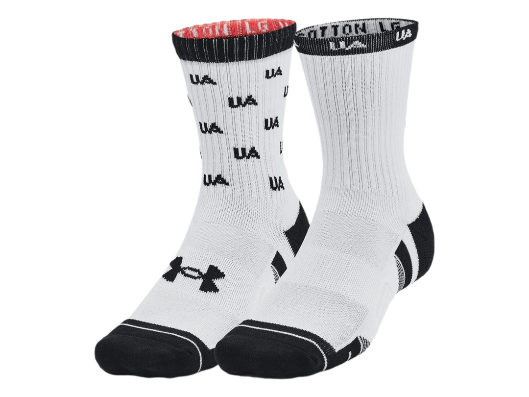 Par de calcetines deportivos Under Armour en color blanco con detalles y punteras negras.
