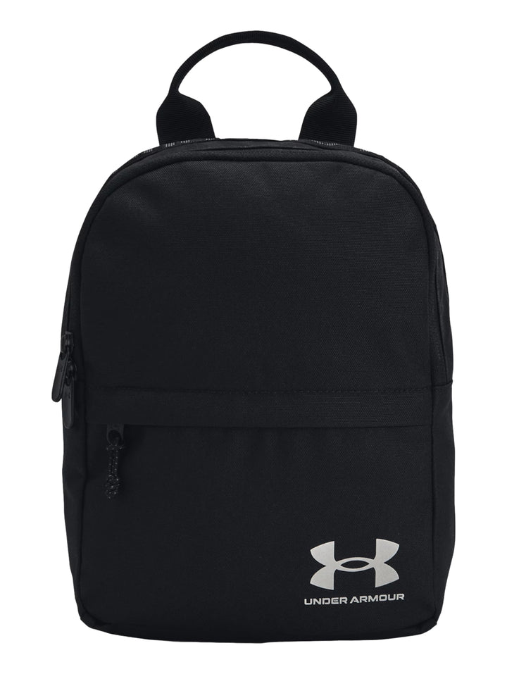 Mochila mini Under Armour de color negro con logotipo reflectante en la parte inferior frontal.
