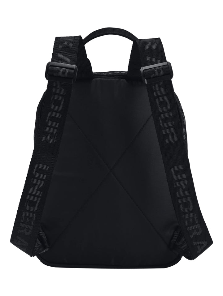 Mochila mini Under Armour de color negro con logotipo reflectante en la parte inferior frontal.