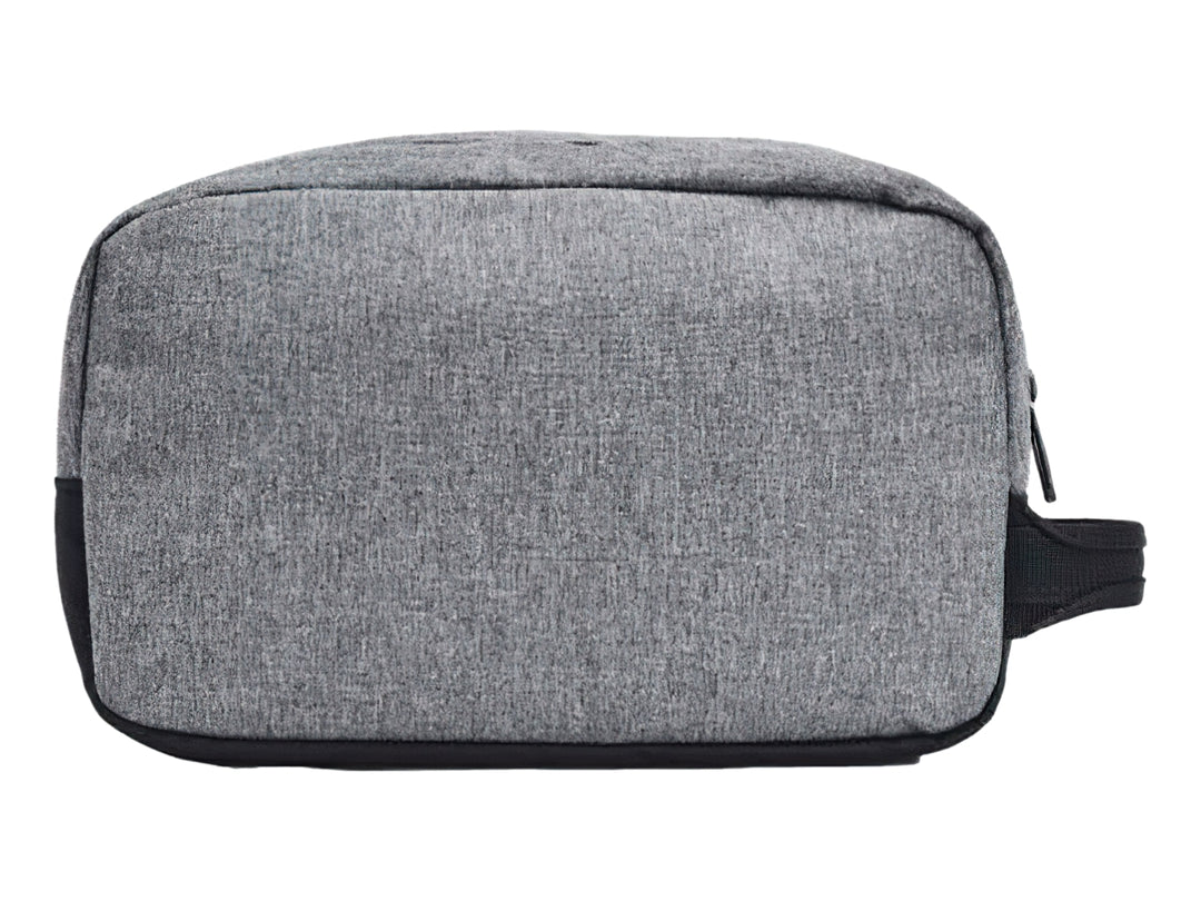 Estuche de viaje Under Armour en color gris jaspeado con detalles y logotipo en negro.