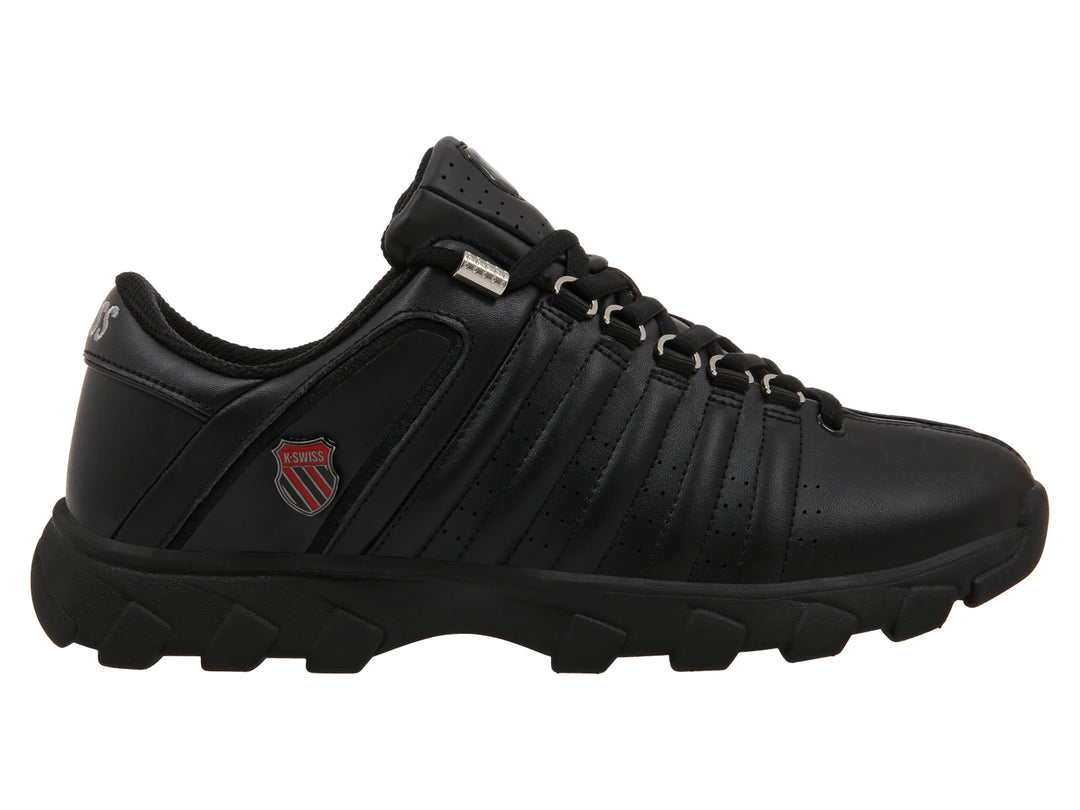 Tenis K-Swiss color negro con suela robusta y detalles acanalados en la parte superior.
