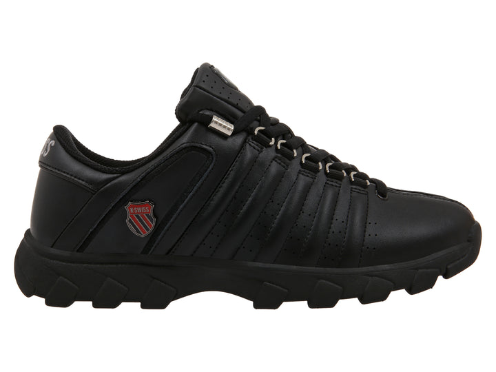 Tenis K-Swiss color negro con suela robusta y detalles acanalados en la parte superior.