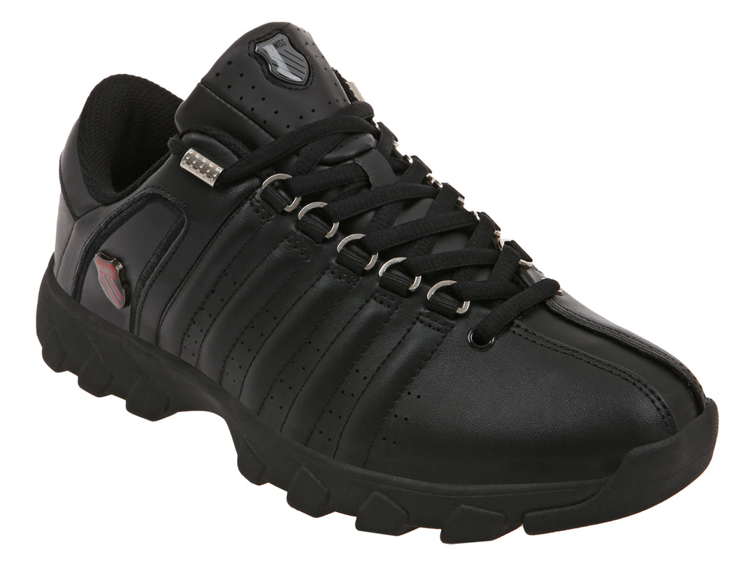 Tenis K-Swiss color negro con suela robusta y detalles acanalados en la parte superior.
