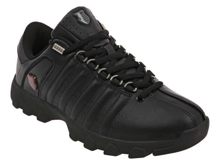 Tenis K-Swiss color negro con suela robusta y detalles acanalados en la parte superior.