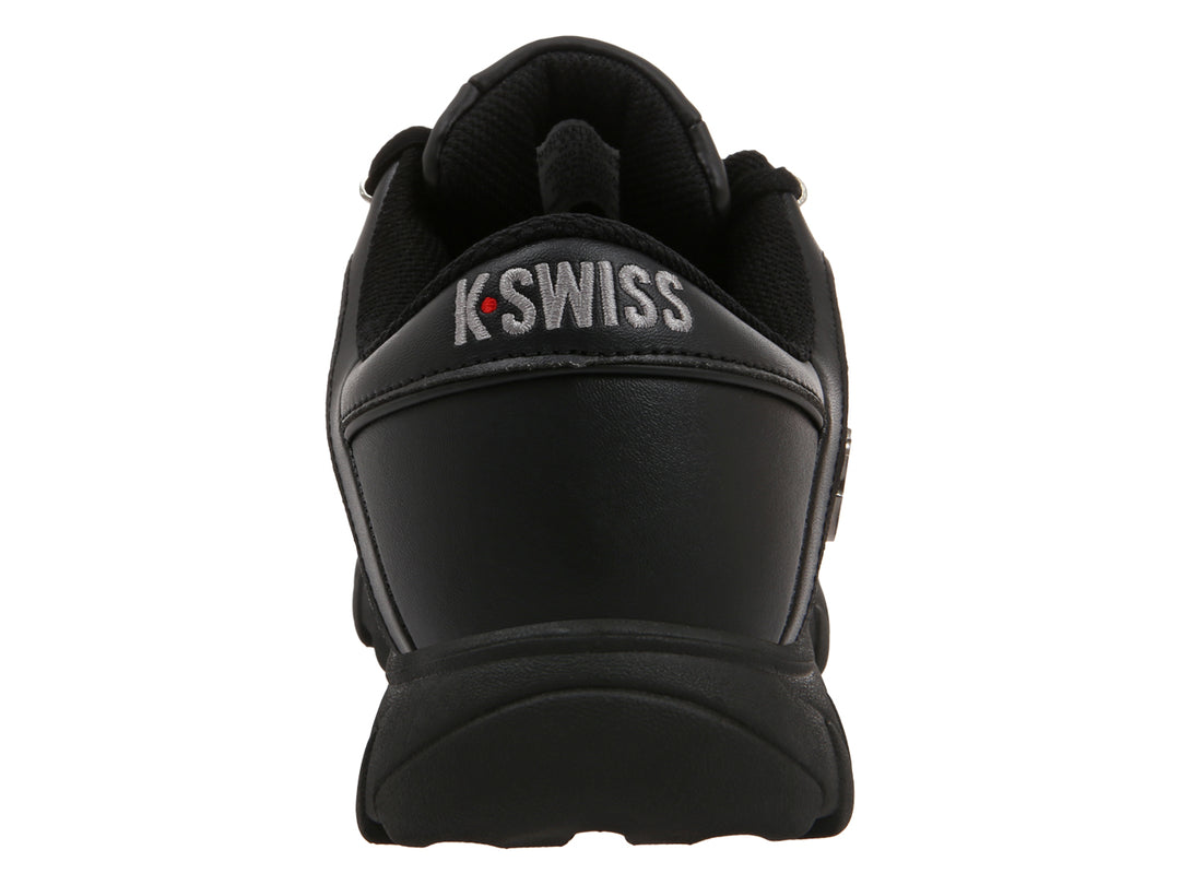 Tenis K-Swiss color negro con suela robusta y detalles acanalados en la parte superior.