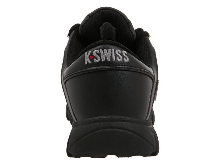 Tenis K-Swiss color negro con suela robusta y detalles acanalados en la parte superior.