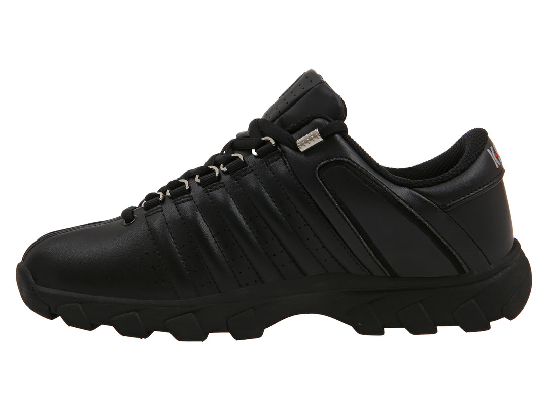 Tenis K-Swiss color negro con suela robusta y detalles acanalados en la parte superior.