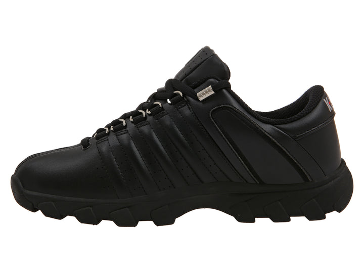 Tenis K-Swiss color negro con suela robusta y detalles acanalados en la parte superior.