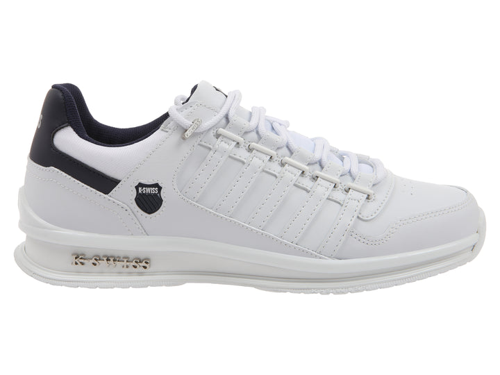 Tenis deportivos K-Swiss color blanco con detalles en azul marino en el talón y suela blanca.