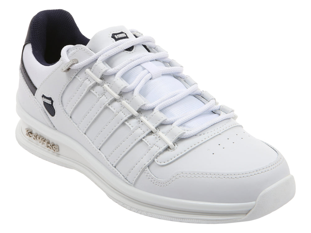 Tenis deportivos K-Swiss color blanco con detalles en azul marino en el talón y suela blanca.