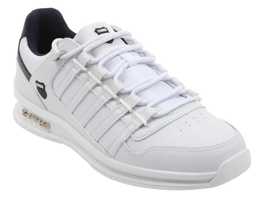 Tenis deportivos K-Swiss color blanco con detalles en azul marino en el talón y suela blanca.