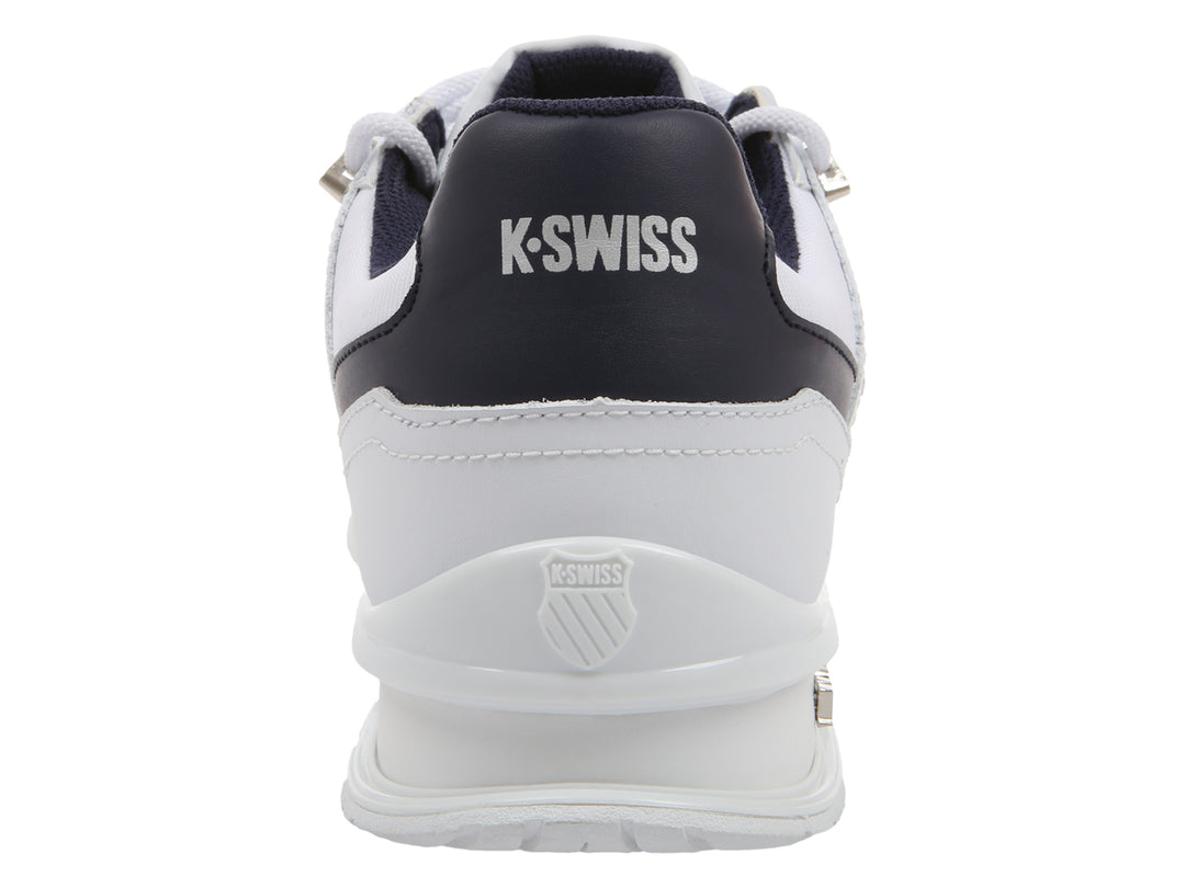 Tenis deportivos K-Swiss color blanco con detalles en azul marino en el talón y suela blanca.