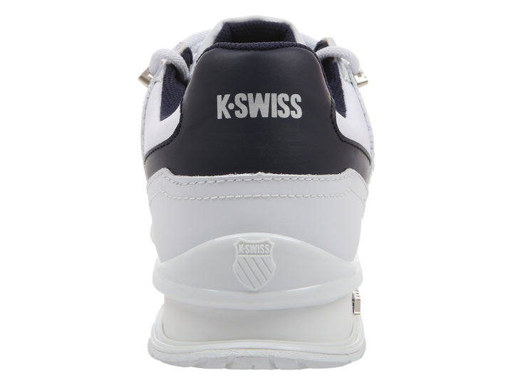 Tenis deportivos K-Swiss color blanco con detalles en azul marino en el talón y suela blanca.