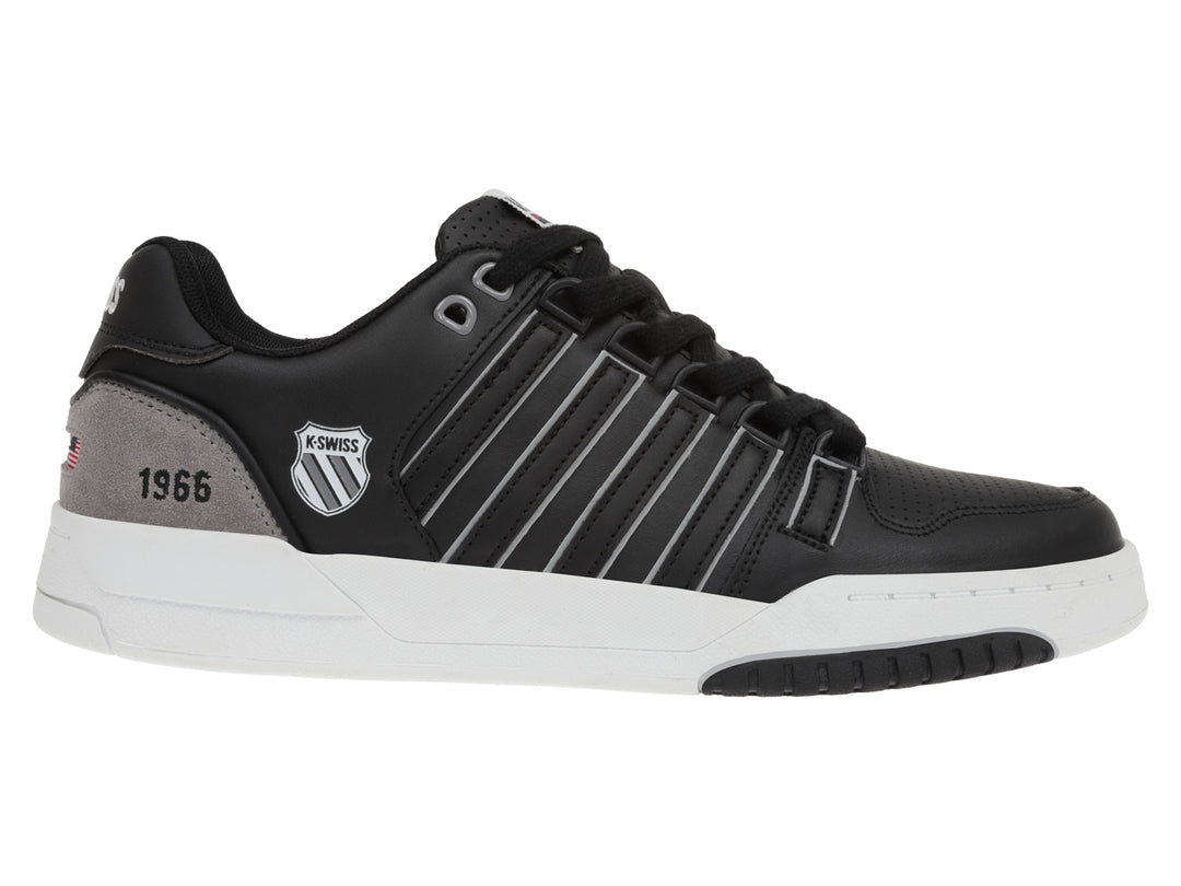 Tenis K-Swiss color negro con suela blanca y detalles en gris.