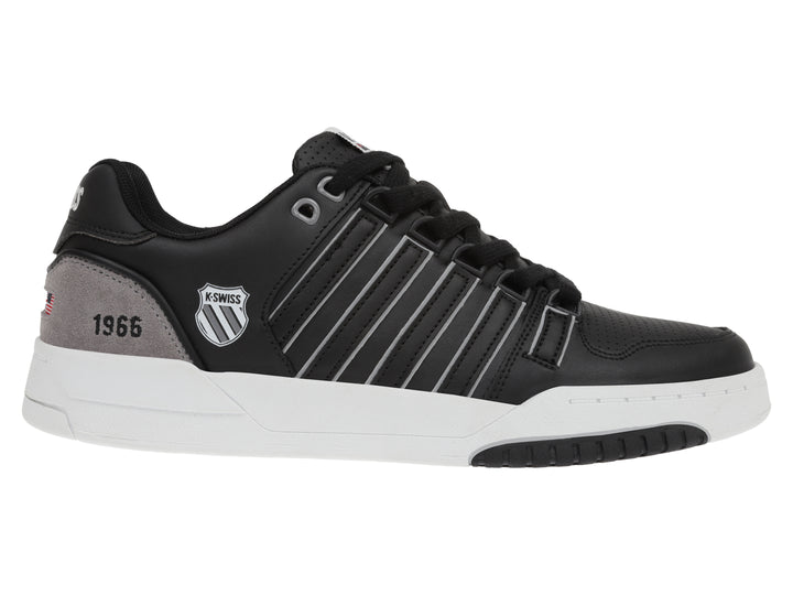 Tenis K-Swiss color negro con suela blanca y detalles en gris.