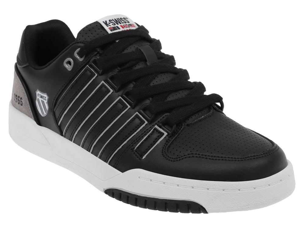 Tenis K-Swiss color negro con suela blanca y detalles en gris.