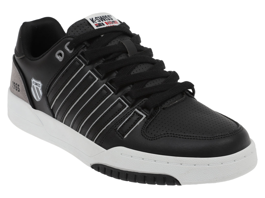 Tenis K-Swiss color negro con suela blanca y detalles en gris.