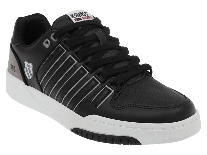 Tenis K-Swiss color negro con suela blanca y detalles en gris.