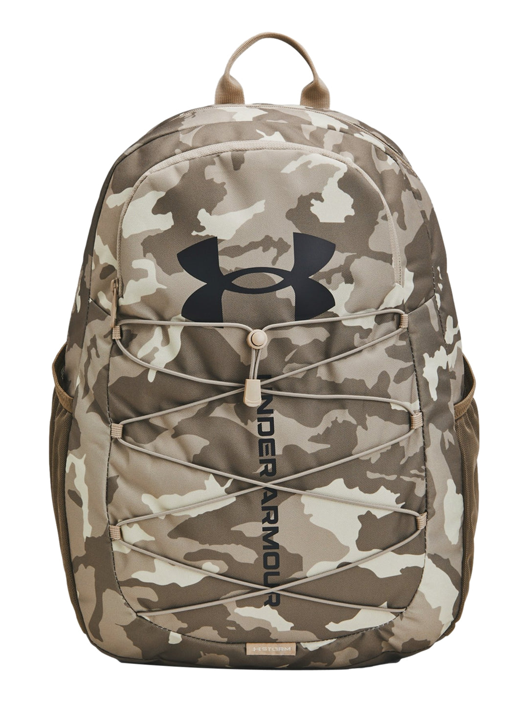 Mochila Under Armour con estampado de camuflaje en tonos café y beige, con cordones elásticos frontales.