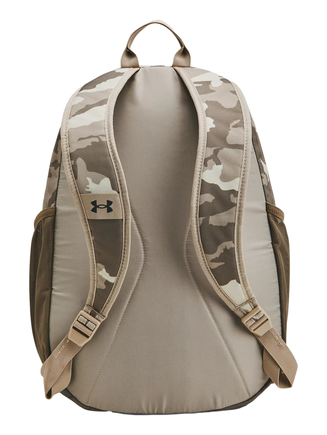 Mochila Under Armour con estampado de camuflaje en tonos café y beige, con cordones elásticos frontales.