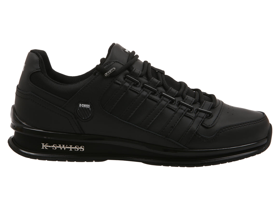 Tenis deportivos K-Swiss en color negro con suela negra y detalles plateados.