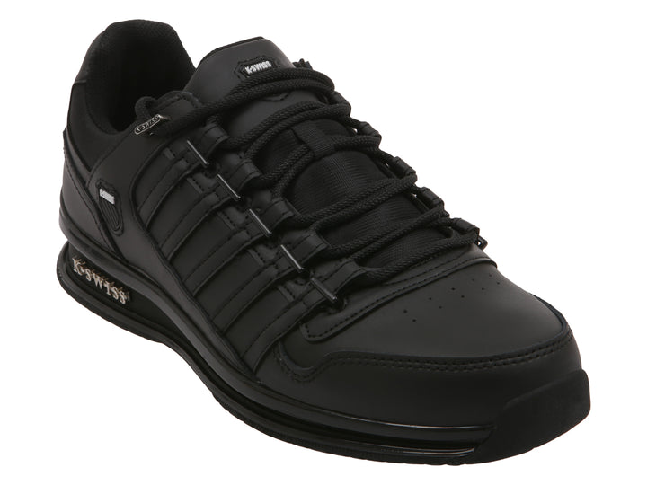 Tenis deportivos K-Swiss en color negro con suela negra y detalles plateados.