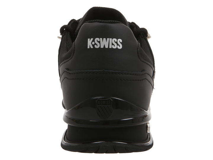 Tenis deportivos K-Swiss en color negro con suela negra y detalles plateados.