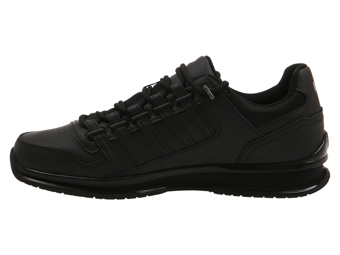 Tenis deportivos K-Swiss en color negro con suela negra y detalles plateados.
