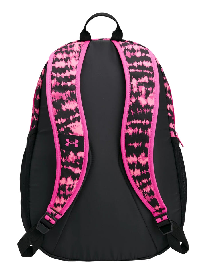Mochila Under Armour con estampado abstracto en rosa y negro, detalles en rosa y logotipo blanco frontal.