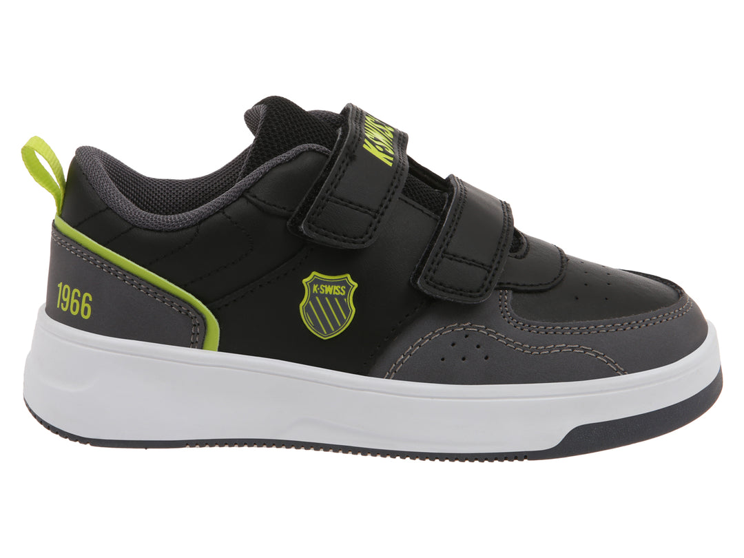 Tenis K-Swiss color gris oscuro con detalles en verde lima y suela blanca para niño.