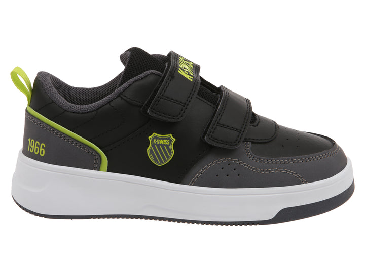 Tenis K-Swiss color gris oscuro con detalles en verde lima y suela blanca para niño.