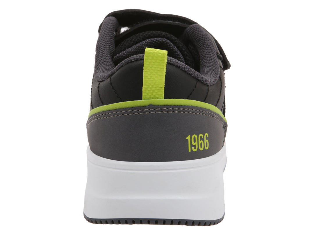 Tenis K-Swiss color gris oscuro con detalles en verde lima y suela blanca para niño.