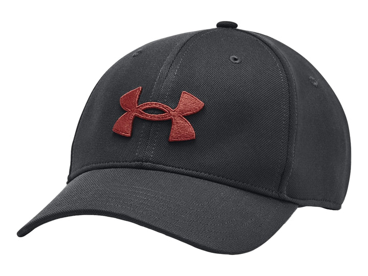 Gorra deportiva Under Armour color gris antracita con logotipo frontal en color rojo cinna.