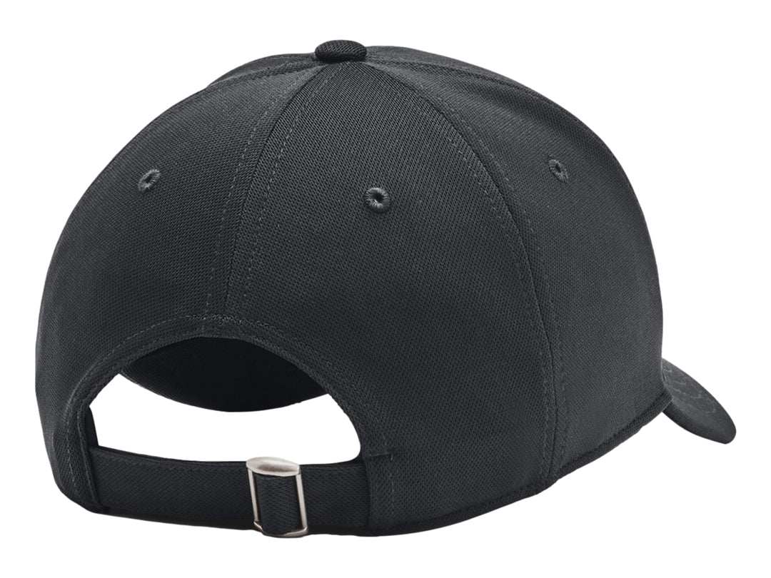 Gorra deportiva Under Armour color gris antracita con logotipo frontal en color rojo cinna.