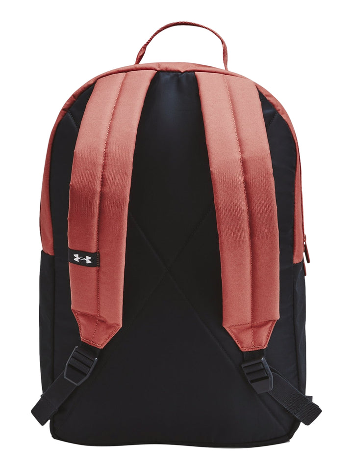 Mochila Under Armour de dos colores, parte superior en rojo Sedona y parte inferior en negro antracita.