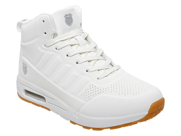 Tenis K-Swiss blancos de corte alto con suela de goma color marrón.