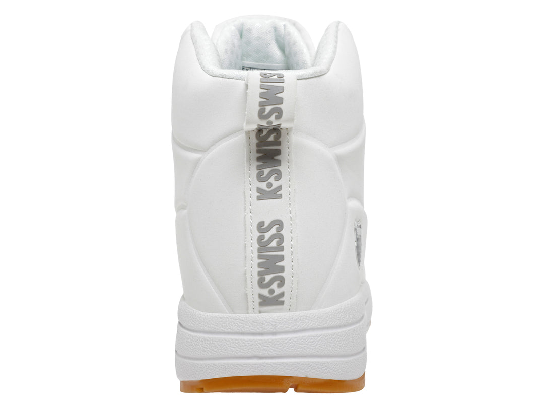 Tenis K-Swiss blancos de corte alto con suela de goma color marrón.
