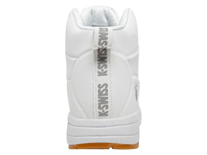 Tenis K-Swiss blancos de corte alto con suela de goma color marrón.