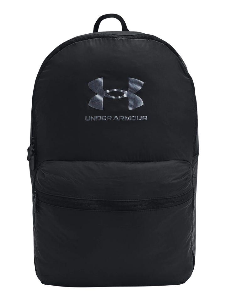 Mochila Under Armour color negro con logotipo plateado en el centro y bolsillo frontal con cierre.