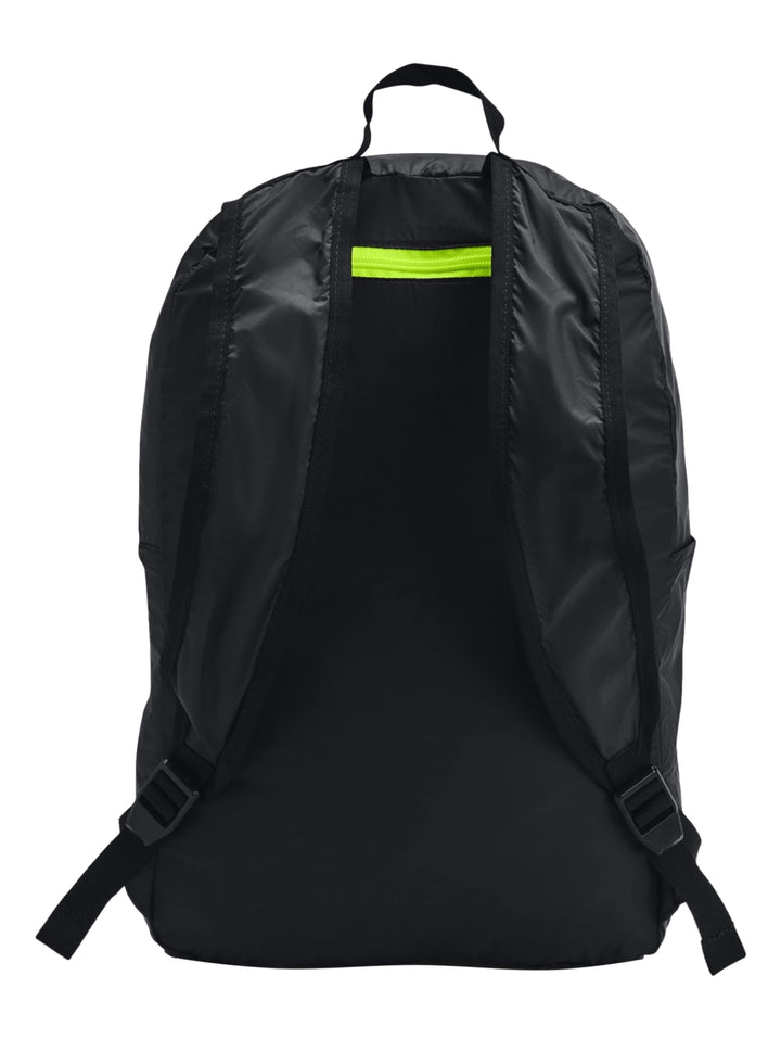 Mochila Under Armour color negro con logotipo plateado en el centro y bolsillo frontal con cierre.