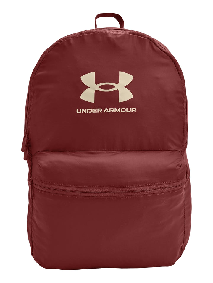 Mochila Under Armour de color rojo con logotipo en contraste y bolsillo frontal con cierre.