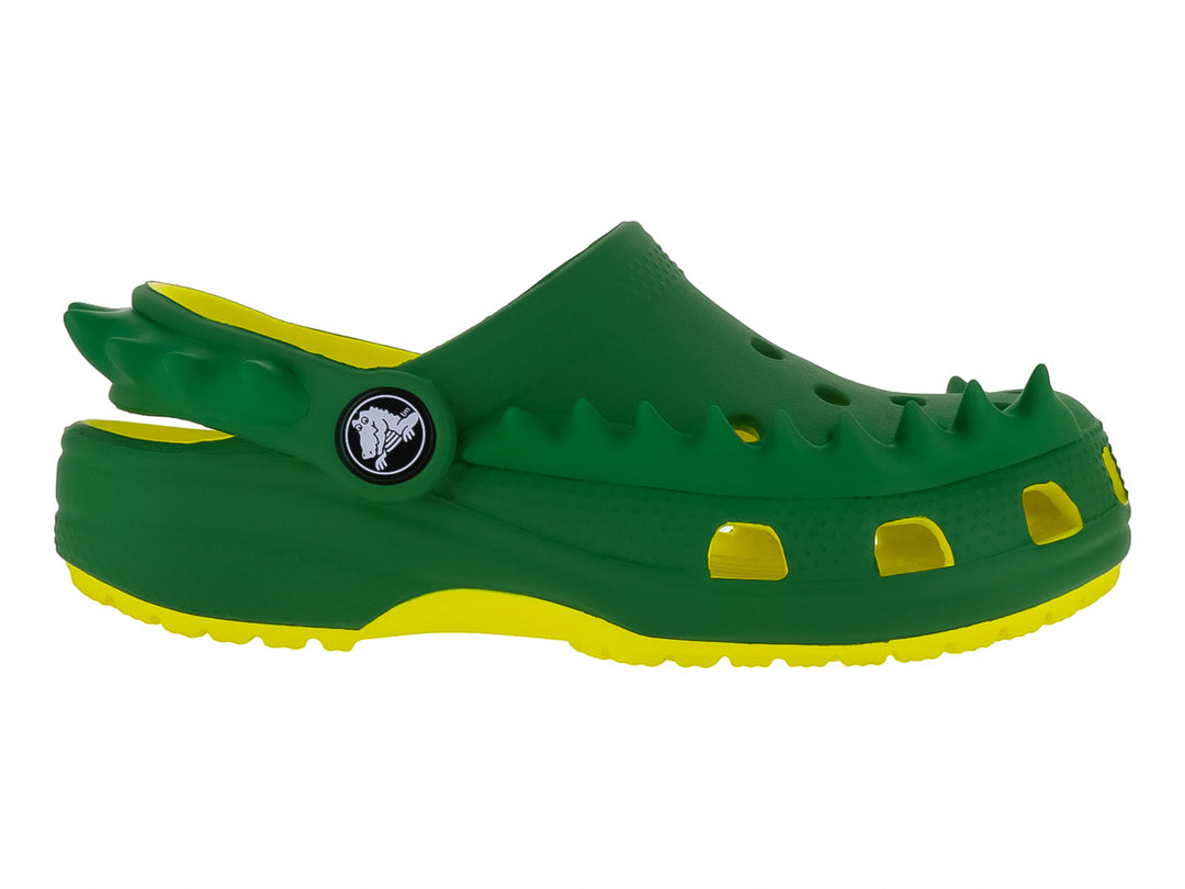 Zueco Crocs verde con suela amarilla y detalles de picos en la parte superior.