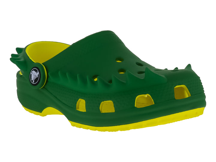 Zueco Crocs verde con suela amarilla y detalles de picos en la parte superior.