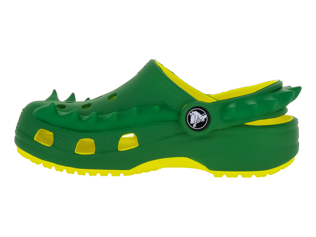 Zueco Crocs verde con suela amarilla y detalles de picos en la parte superior.