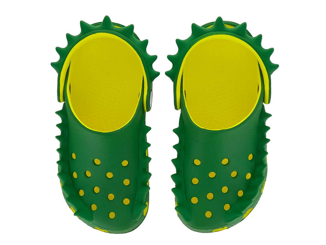 Zueco Crocs verde con suela amarilla y detalles de picos en la parte superior.