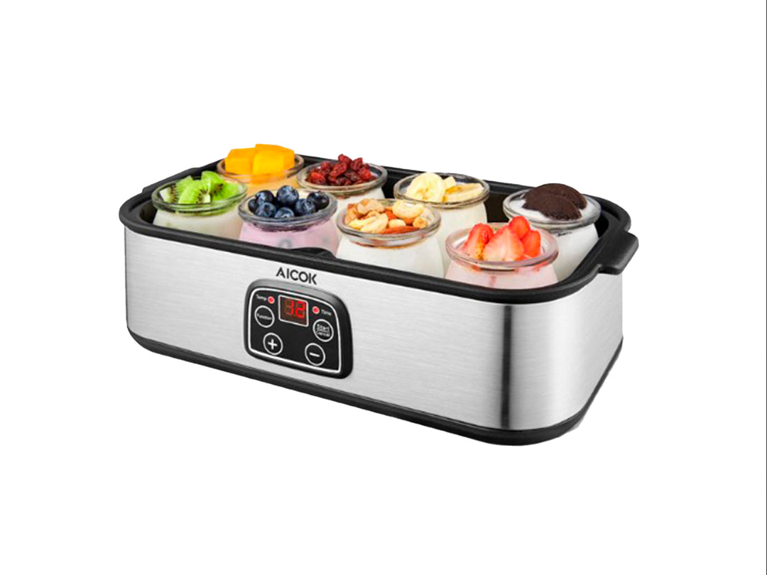 Máquina de yogur AICOK en color plata y negro con panel digital y frascos de vidrio con frutas encima.