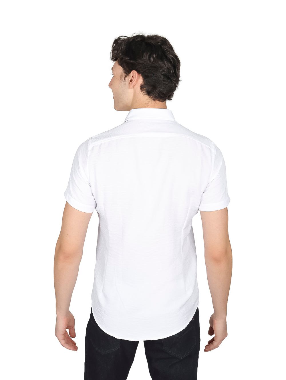 Hombre vistiendo una camisa blanca de manga corta y cuello con pantalones negros.